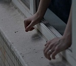 Астраханец упал с высоты, заслонив телом выход из здания