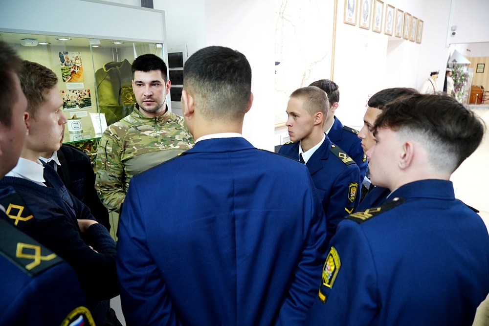 Астраханцы-участники СВО честно рассказали подросткам о солдатских буднях