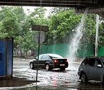 Аттракцион "бесплатная автомойка" в Астрахани под Новым мостом