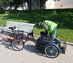Дворники-велосипедисты: в центре Астрахани применяют новые методы уборки мусора