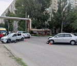 Маленький ребенок и пенсионерка пострадали при столкновении авто в Астрахани