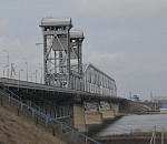 На Старом мосту вновь появились ямы: представители РЖД назвали причину разрушения асфальта 