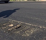 В Астрахани дорожники заасфальтировали ливневки