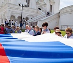 Игорь Бабушкин поздравил астраханцев с Днем российского флага