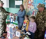 Астраханский Дед Мороз спецназначения доставил подарки запорожским детям