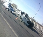 В Астрахани легковушка перевернулась вверх тормашками