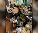 Жители астраханской многоэтажки просят защитить их от соседа-собирателя 