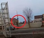 Праздник к нам приходит: астраханский светофор стал гирляндой