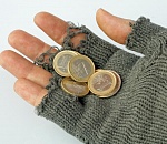 Не дельный обзор. Все меньше людей отдают голоса и подают милостыню