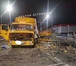 Кадры страшной аварии под Астраханью: КамАЗ смял ГАЗель с фруктами