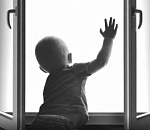 В Астрахани двухлетний ребенок выпал из окна