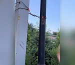 Астраханские школьники обратились в службу спасения из-за опасного фонаря