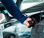 У астраханского ТЦ астраханцы без особых усилий угнали машину