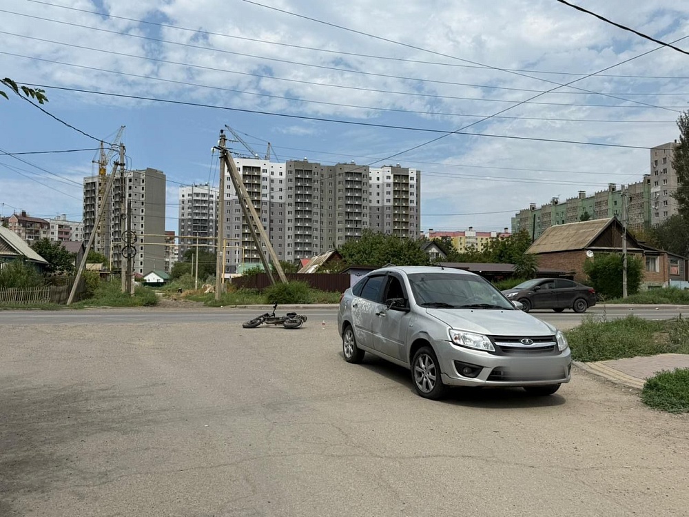 Подросток на электромопеде угодил под колеса авто в Астрахани
