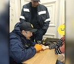 Астраханские спасатели помогли ребенку избавиться от застрявшего украшения