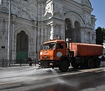 Астраханские дороги спасают от жары поливом