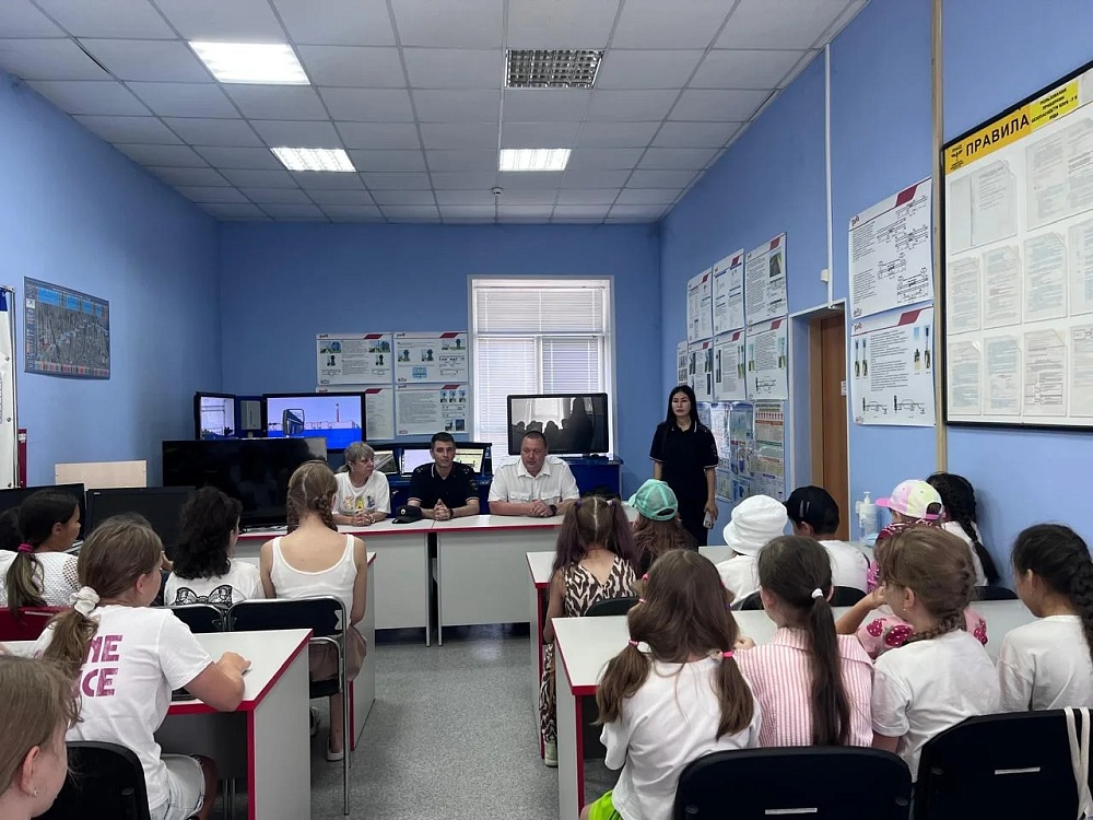 Астраханские школьники побывали на экскурсии в моторвагонном депо 