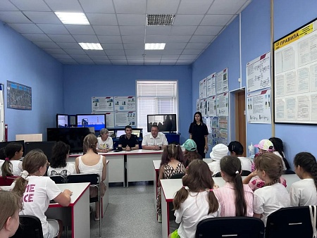 Астраханские школьники побывали на экскурсии в моторвагонном депо 