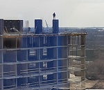 Фото дня: в Астрахани дом строят бессмертные рабочие