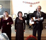 Астраханцы спели песню про Путина, потому что он "никогда не сдается"