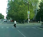 В Астрахани на оживленной дороге засняли очень смелую бабушку: видео