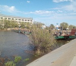 В Астрахани понтонный мост на Цареве смыло вниз по течению