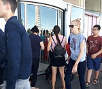 Новые двери в ТЦ "Ярмарка" напугали астраханцев