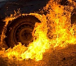 В пасхальную ночь в Астрахани сгорел автомобиль