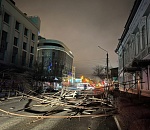 На центральной улице Астрахани обрушились строительные леса