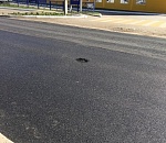 В Астрахани на свеженьком асфальте сразу же появилась ямка
