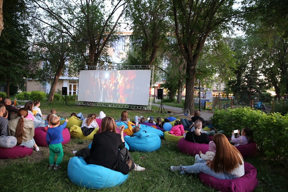 Астраханцев приглашают на бесплатный сеанс в кинотеатр под открытым небом 