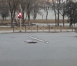 Астраханцев предупреждают об открытом люке на дороге