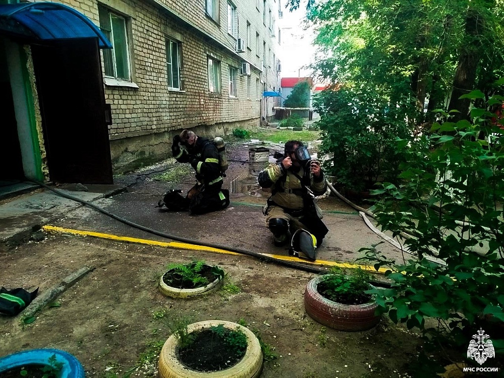 Чтобы спасти ребенка из пожара в Астрахани, спасатели растянули внизу одеяло