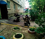 Чтобы спасти ребенка из пожара в Астрахани, спасатели растянули внизу одеяло