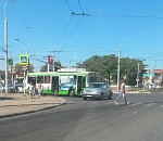 В Астрахани столкнулись троллейбус и легковушка