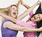 Астраханка сломала ногу новой девушке своего бывшего мужа