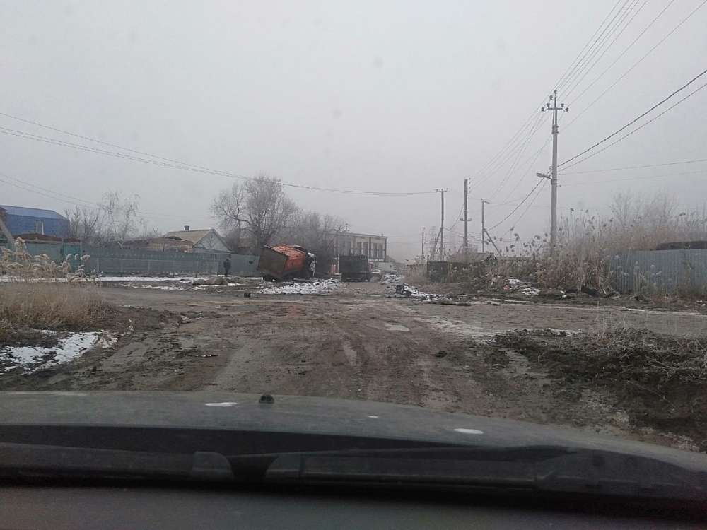 Мусоровоз провалился под землю на астраханской дороге