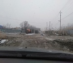 Мусоровоз провалился под землю на астраханской дороге