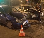 В ночном столкновении двух авто пострадали оба водителя