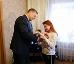 Мимиметр зашкаливает: Игорь Бабушкин стал Дедом Морозом для девочки-сироты