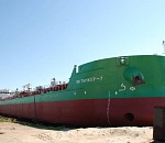 Под Астраханью застрял танкер с моряками