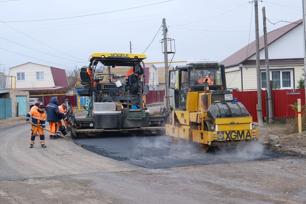 В Астрахани дороги приводят в порядок к зиме