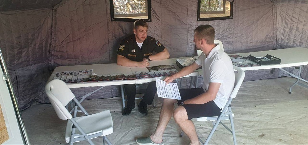 В День физкультурника более 60 астраханцев изъявили желание отправиться на службу по контракту