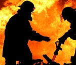 В Астрахани поздним вечером сгорели жилой дом и автомобиль