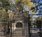 Ремонт безрукого памятника в центре Астрахани наконец-то сдвинулся с мертвой точки