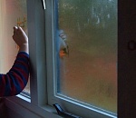 В Астрахани из окна 8 этажа выпал ребенок