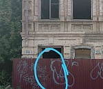 В центре Астрахани извращенец пугает прохожих через дырку в заборе