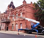 В центре Астрахани приводят в порядок фасады исторических зданий