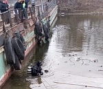 Труп мужчины в тельняшке извлекли из воды под Астраханью
