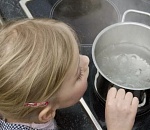 В Астрахани обварилась двухлетняя девочка, перевернув на себя кастрюлю с борщом﻿